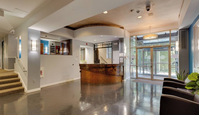 Rooftop Deck & Views! Walkable Dtwn Seattle Condo