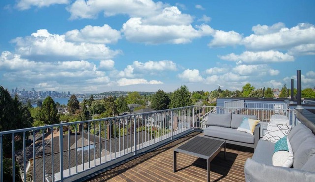 Rooftop Patio with Waterview, Private Garden & Grill 3BR 3BA- Modern Cityscape