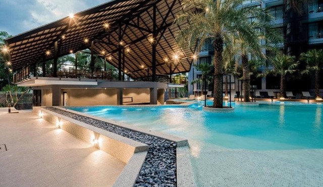 Rooftop Pool Condo Walk to Beach, Gym, Wi-Fi c118