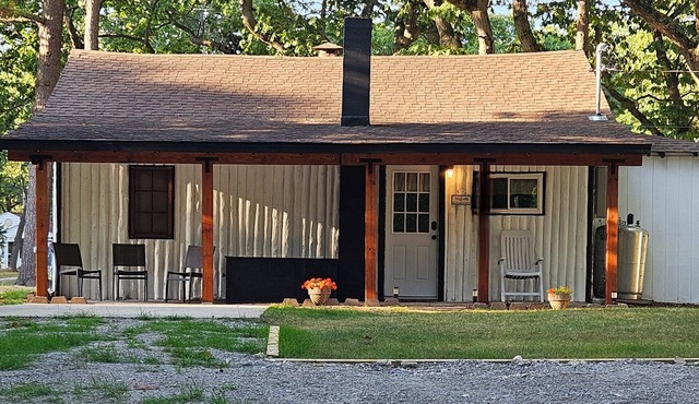 Rustic-Chic 2 bdr Pet Friendly Log Cabin, Steps to Lake Huron