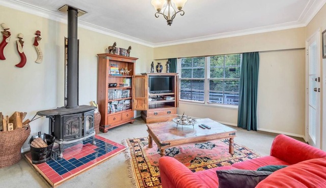 Rustic, cosy, fully equipped, close to forests, beaches and CBD.