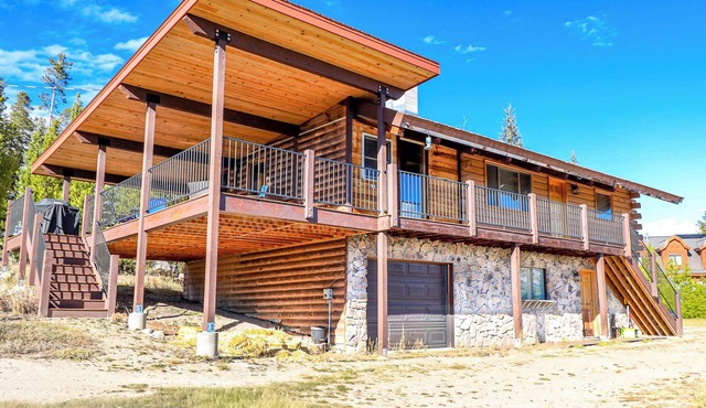 Rustic Inn-Cozy Mountain Getaway with Stunning Lake Views & Pet Friendly!