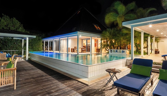 Salt Spring Villa - sister villa to Red Rock Villa, Spectacular pool and privacy