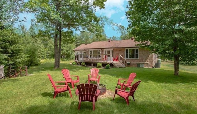 Sand Lake Getaway - Three Bedroom Cottage, Sleeps 8
