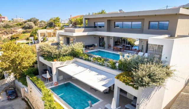 Seafront villas I "Free" Heated pools & 100m to Sea