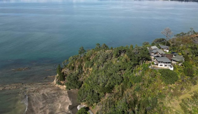 Seaview room on the cliff, only 7 minutes from Orewa town.