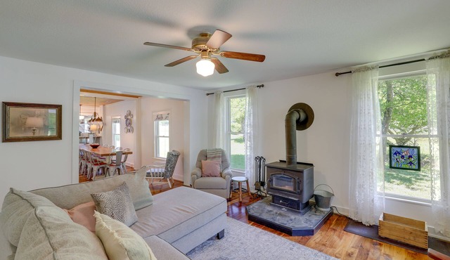 Secluded Marshall Farmhouse w/Hot Tub!