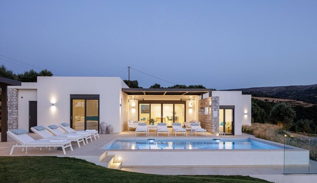 Secluded villa with hot tub, heated pool & sea view!