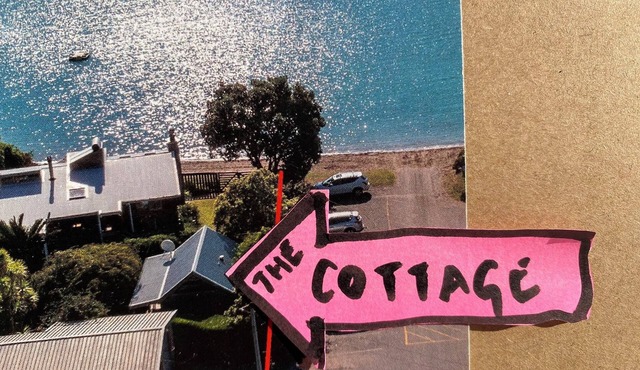 Self-contained 3-room Cottage right on the Mahurangi Waterfront.