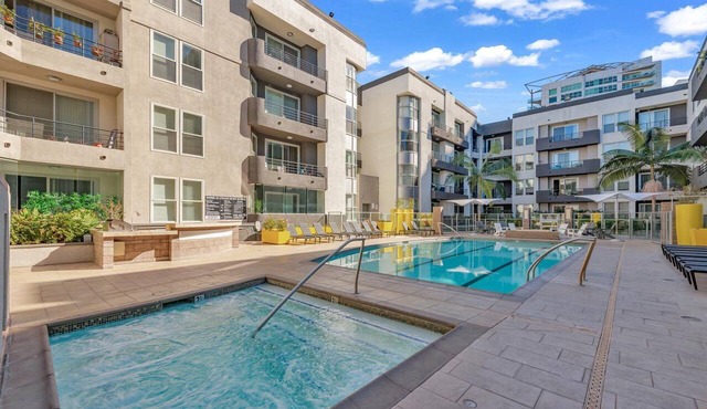 Serene Marina Studio · Free Parking · Walk to Beach · Pool · Gym · Hot Tub