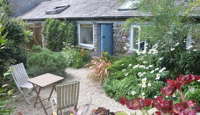 Set in gorgeous gardens & quiet countryside close to Mousehole and the sea