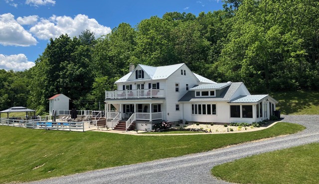 Shadow Ridge Farm & Retreat - Pool, Hot Tub, Pickleball & Pond - sleeps 35
