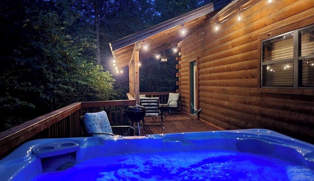 Shady Oak- Luxury Two bedroom, Two bath Cabin with Hot Tub! Hiking Trail and Cave on property!