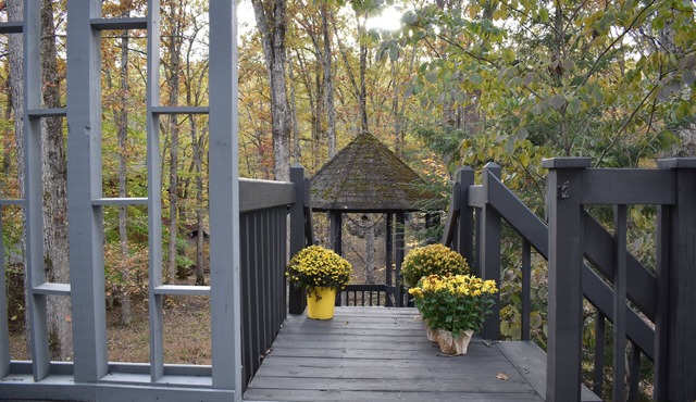 Silver Fox Water Front SsMook Lux Pocono Home, HOT TUB, SAW CREEK FRONT