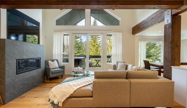 Ski In/Ski Out Access | Luxury 3.5BR | Media Room | Hot Tub | Garage | Managed By Aloha Whistler