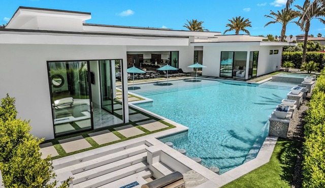 Sleeps 54 | 3 Luxury Villas w/Pool + Spa, Pickleball | Bravo by AvantStay