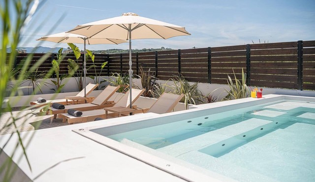 Sol Luxury Apartment: 3BD With a Rooftop Mini-Pool, 150m from the Beach