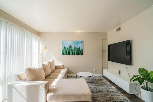 Spacious 2 Bedroom, 2 Bath, Pool, Free Parking, Gym