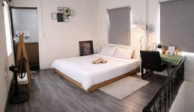 Spacious 2-floor Duplex apartment near Train cafe Street, quiet local Alley