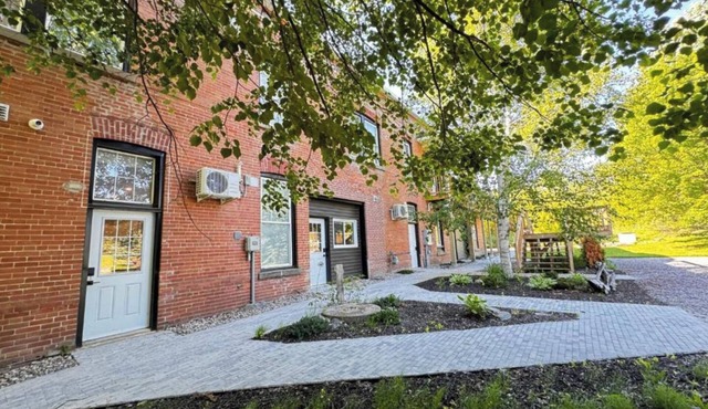 Spacious 2BR Retreat in Nature