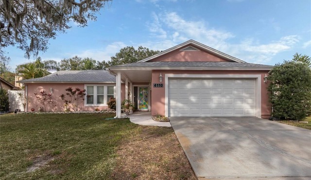 Spacious 4-bedroom house in delightful Sarasota with WiFi, AC