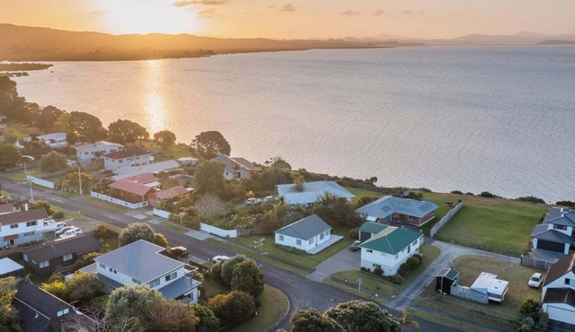 Spacious 5-bedroom house in delightful One Tree Point