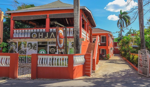 Spacious boutique hotel with 12 en-suites and WiFi, AC in delightful Negril