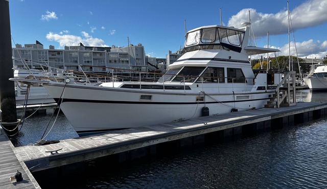 Spacious & Comfy 2BR/2Bath Yacht -Toasty Heat- On Freedom Trail-Walk to Downtown