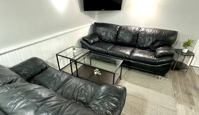 Spacious & Cozy 2 Bdrm Stay in Toronto