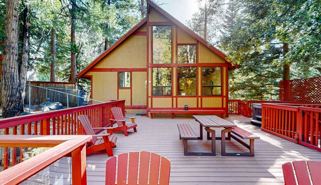 Spacious dog-friendly cabin with creek & mountain views