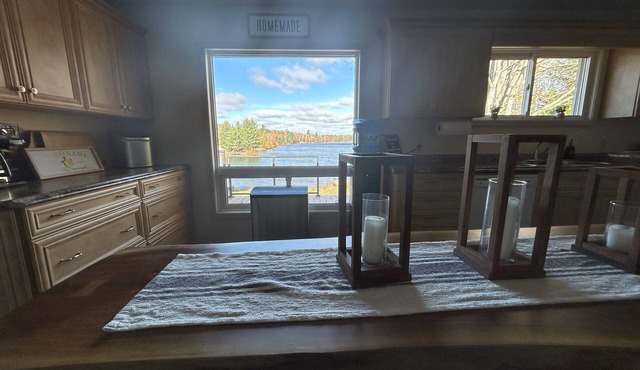 Spacious Lakefront family friendly six bedroom cottage on beautiful Eagle Lake.