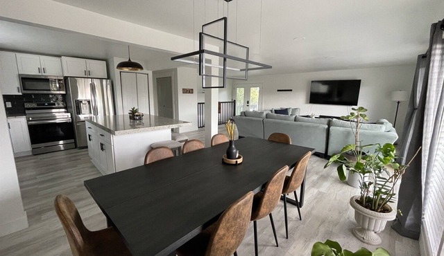 Spacious Modern Villa w/ Hot Tub & Mountain Views