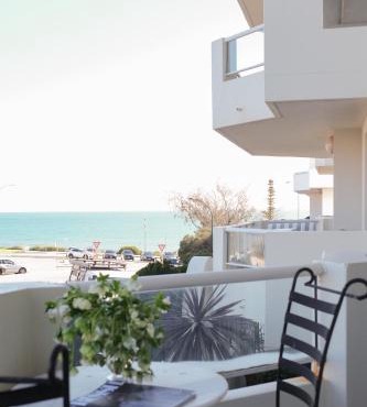 Spacious, ocean-front, pied-à-terre with stunning views &opposite cafes