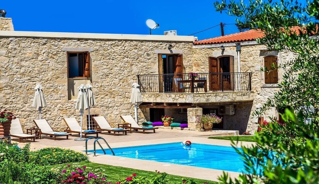 Spacious stonebuilt villa in a tranquil setting!