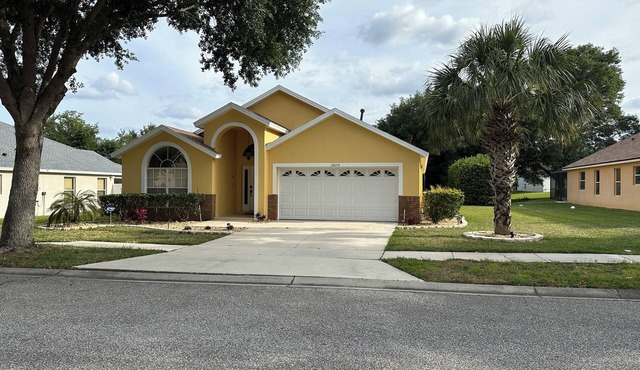 Spacious villa with 5 bedrooms pool, spa and WiFi, AC in peaceful Clermont
