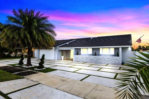 Spectacular Miami Resort - Htd Pool,5 Bdrooms ,Mini Golf, Playground, Baby Items, BBQ