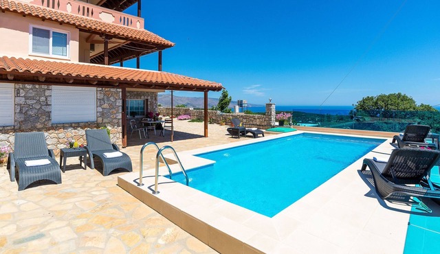 Splendid flat with Pool overlooking the Ocean