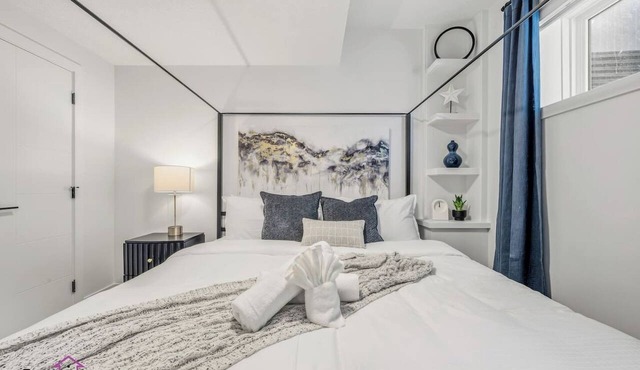 Starlight Suite | Modern 2BR Near DT & University!