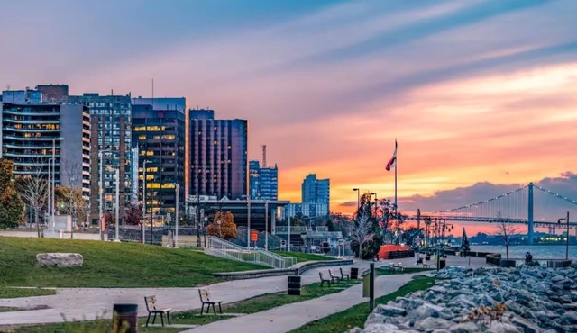 🎰🚶‍♂️ Steps to Caesars 🌊 Riverfront 🍽️ Dining 💦 Hot Tub Add-On 🛏️ Sleeps 9
