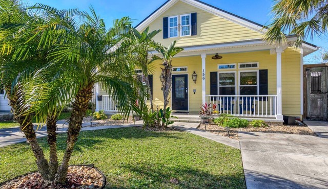 Steps to Shops, Food, and Historic Downtown, Quiet Street, 5 Miles to Beach! $300 in Free Tickets!