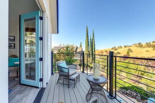 Steps to Sutter Creek: Chic Wine Country Cottage