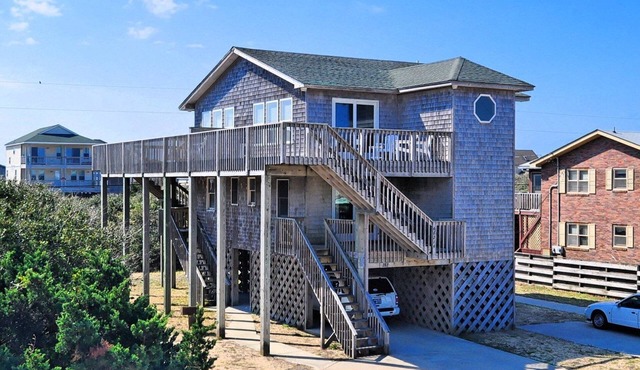 Storm Cottage- Short Walk to Beach- Community Pool & Spa