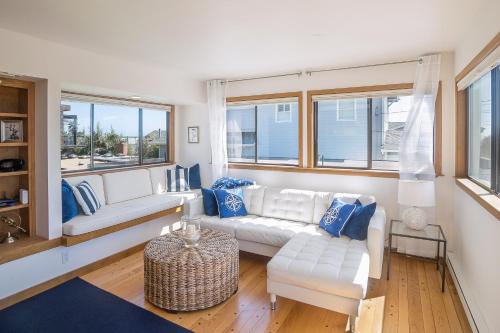 Stroll to Shore: Stinson Beach Gem w/Hot Tub