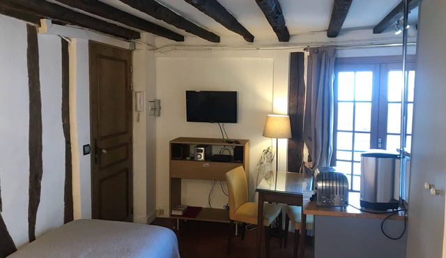 Studio in Paris, Marais