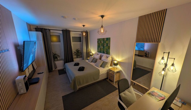Studio with workplace and balcony in a quiet location close to the city.
