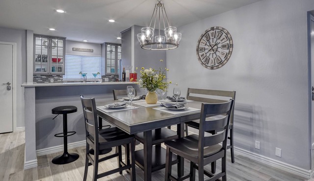 Stunning 2Bd/2Ba Old Town Condo comfortably Sleeps 6
