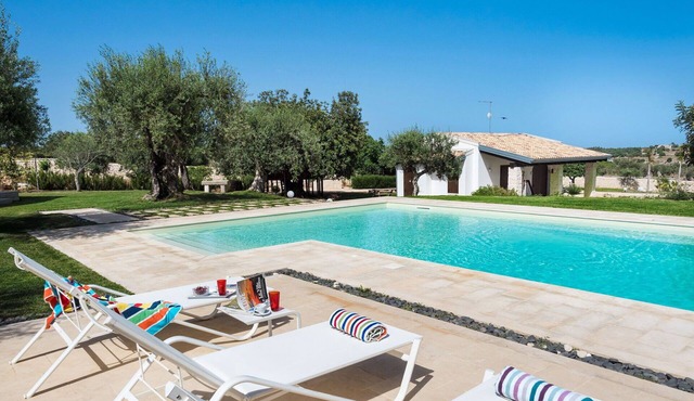 Stunning private villa for 10 people with WIFI, private pool, A/C, TV and patio