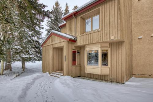Stunning Summit Condo with Sauna, Hot Tub, Pickleball