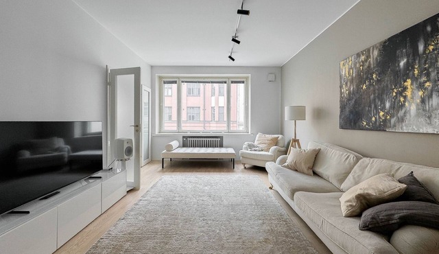 Stylish Downtown 2BR Flat with Sauna and Work Area