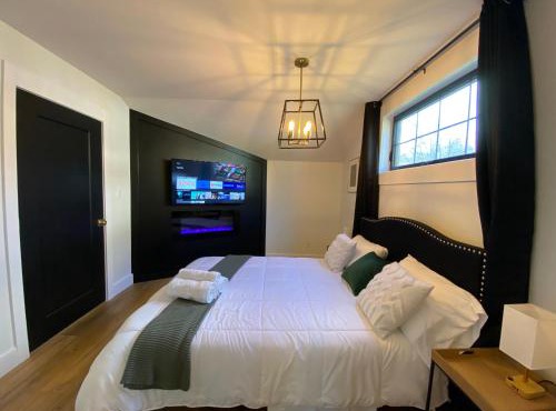 Stylish Downtown Kingsville Getaway with Putting Green, Firepit & Games